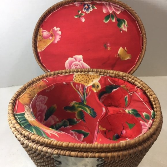 VTG Woven Wicker Tea Picnic Basket Hinged Padded Fish Clasp Double Handles - Picture 9 of 16